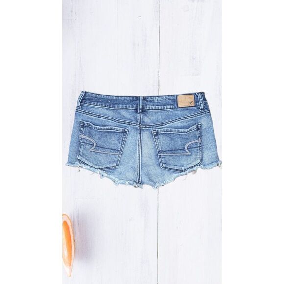 American Eagle Shorts Women Sz 6 Shortie Style Blue Denim Frayed‎ Distressed - Picture 2 of 6